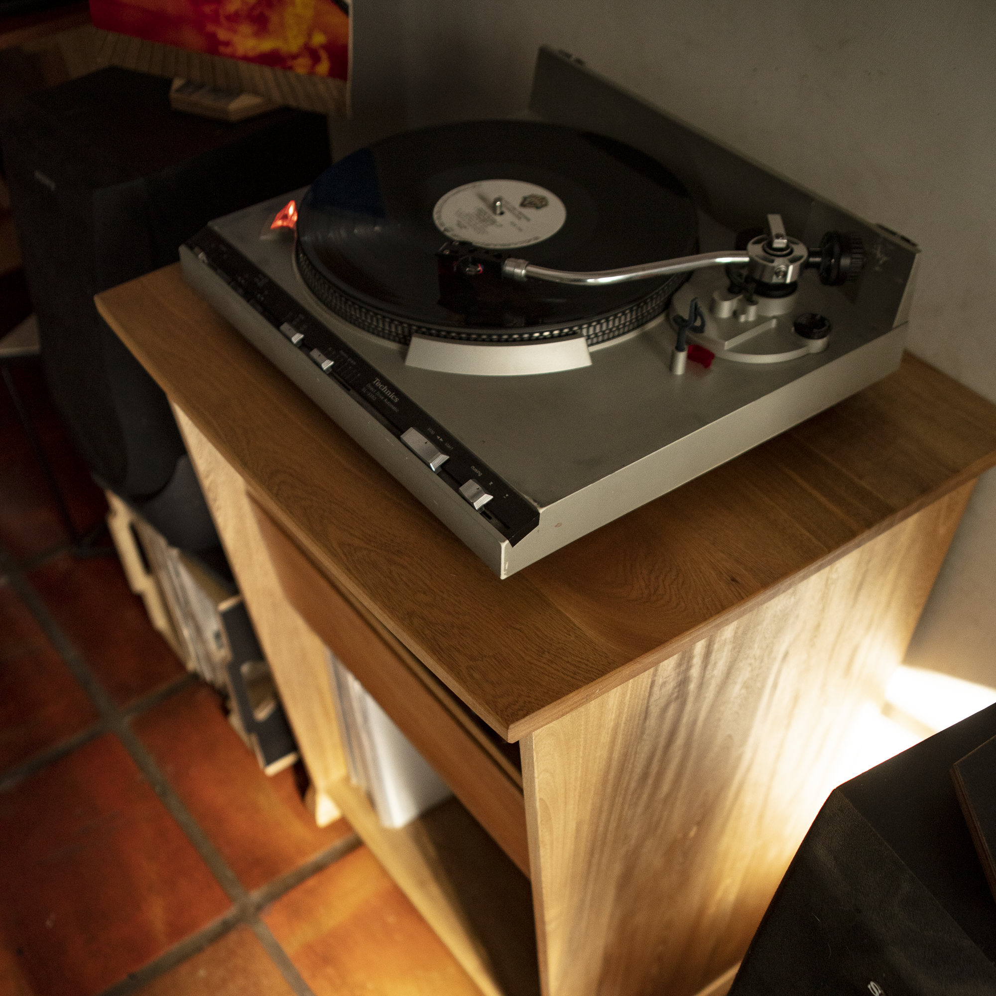 Mueble Premium para Tornamesa y Vinilos | Sistema "OSO"